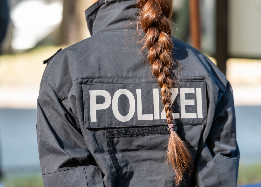 Rückenansicht einer Polizistin.