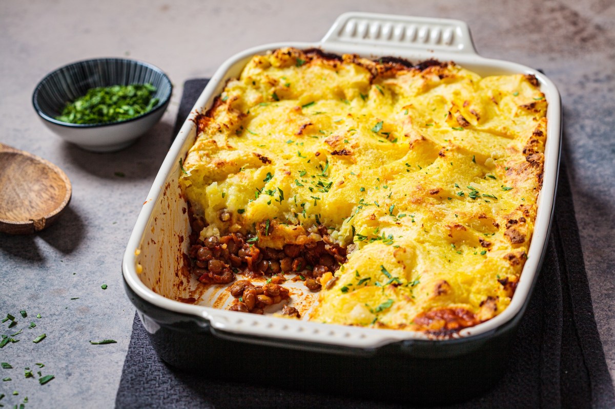 Shepherd's Pie mit Hack und Kartoffelbrei in einer Auflaufform mit Petersilie bestreut, ein StÃ¼ck ist schon weg