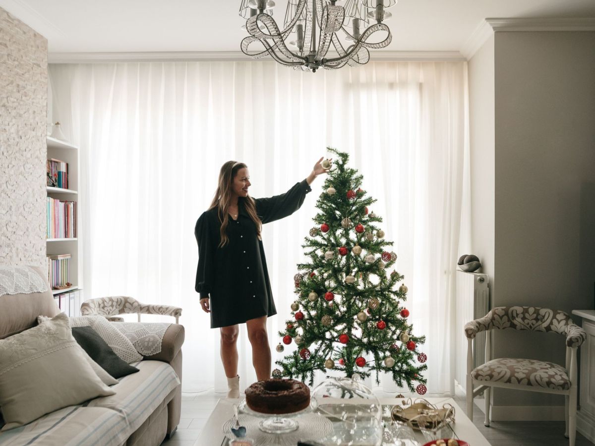 Interior-Lifehack: So wirkt dein kÃ¼nstlicher Weihnachtsbaum in nur 5 Minuten grÃ¶ÃŸer & prÃ¤chtiger