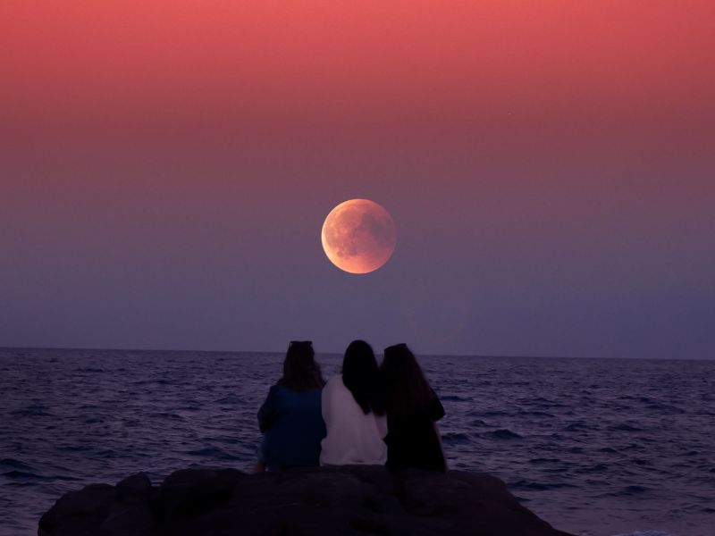 Drei Freundinnen am Meer Sonnenuntergang Achtsamkeit