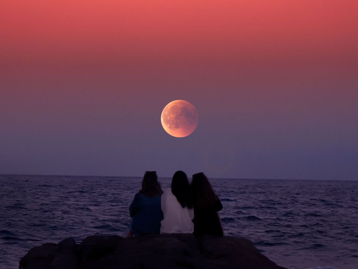 Drei Freundinnen am Meer Sonnenuntergang Achtsamkeit