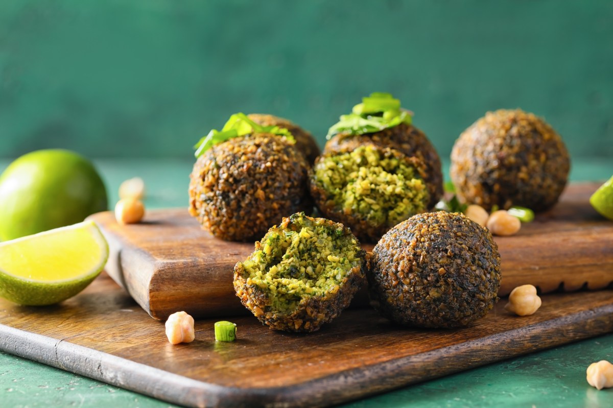 Falafel selber machen: FalafelbÃ¤llchen auf einem Teller.