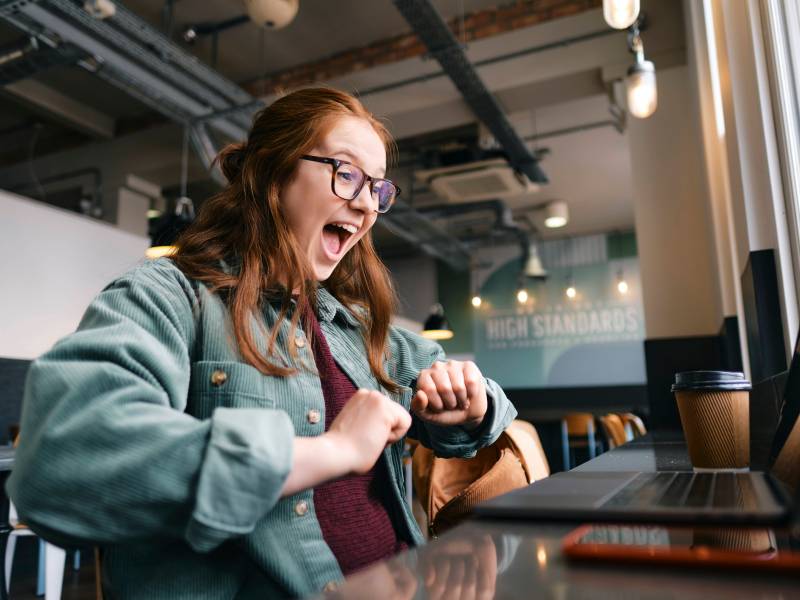 Frau freut sich Ausbildung