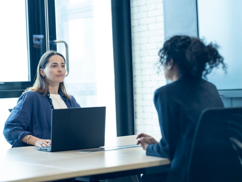 HR-Manager führt in einem Besprechungsraum eines Büros ein Gespräch.