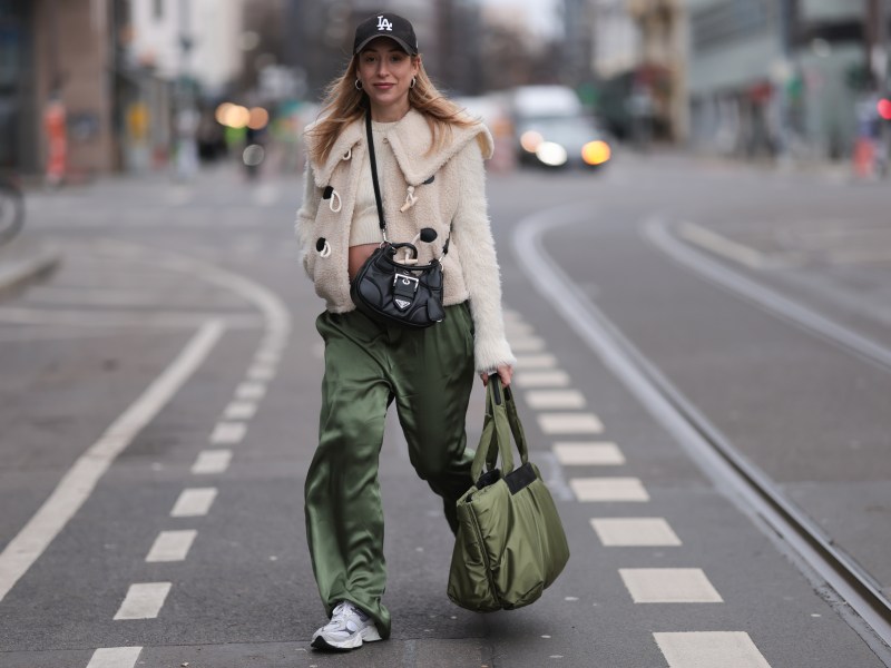 Frau trÃ¤gt die angesagten New Balance Schuhe