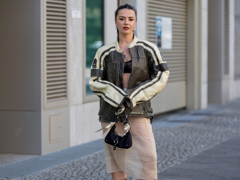 Frau trÃ¤gt den Biker Boho Look