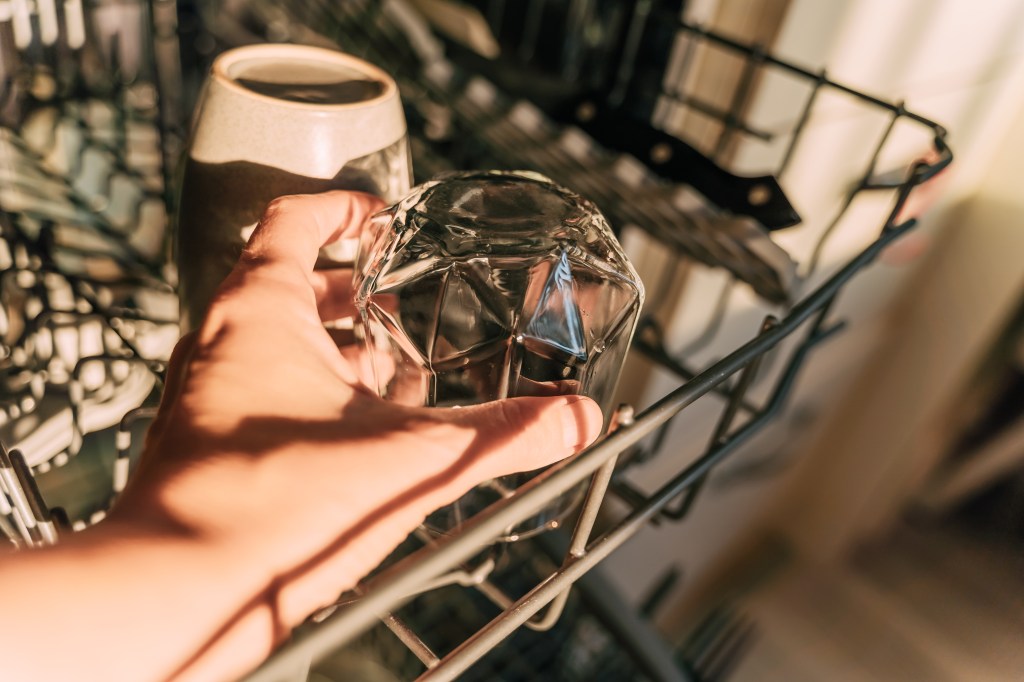 Spülmaschine reinigen: Putzmarie hat 5 goldene Regeln