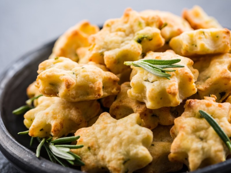 Fingerfood: Rosmarin-Parmesan-Kekse auf einem Teller.