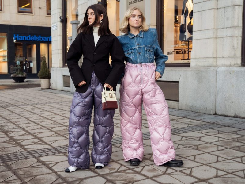 Zwei Frauen tragen eine Skihose in der Einkaufsstraße