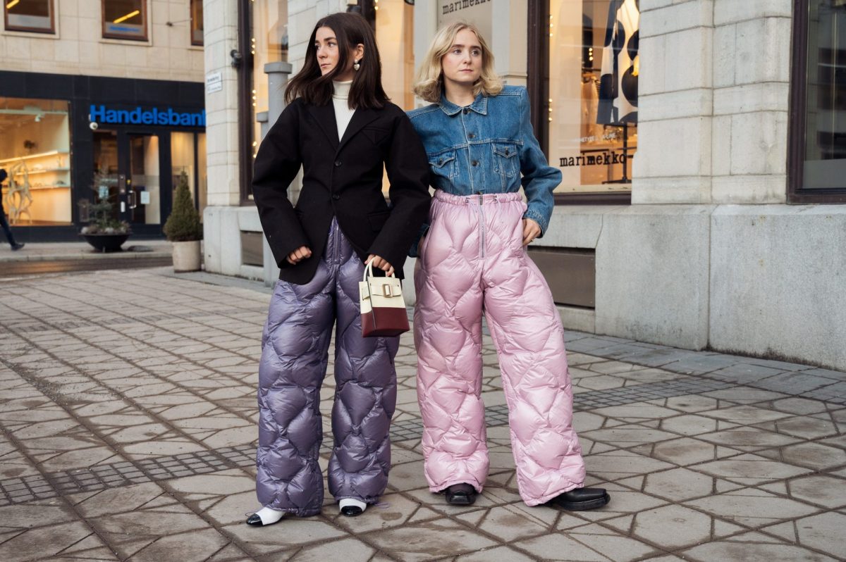 Zwei Frauen tragen eine Skihose in der Einkaufsstraße