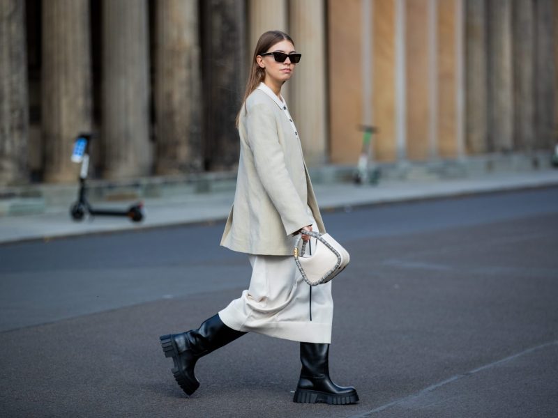 Frau mit Strickkleid und Blazer