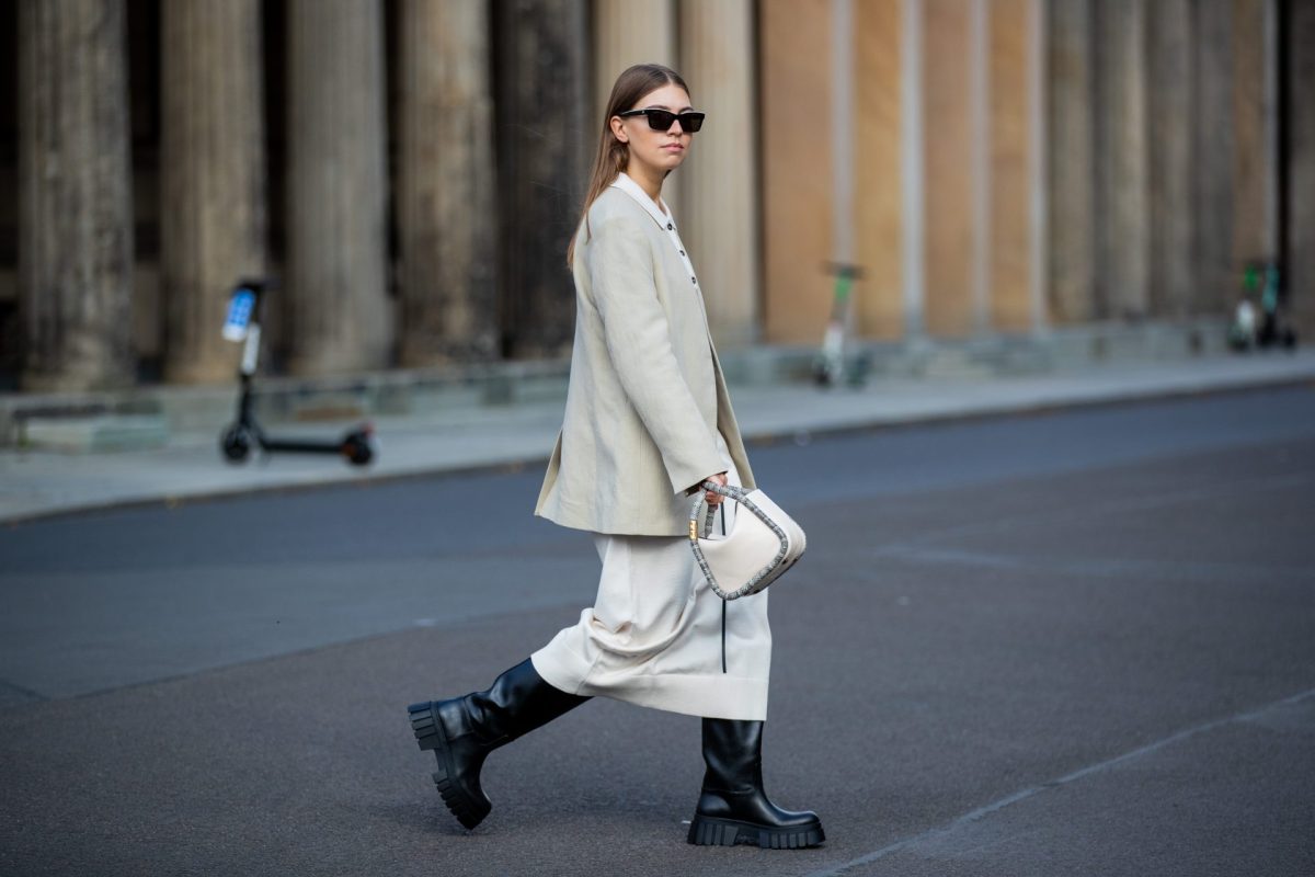 Frau mit Strickkleid und Blazer