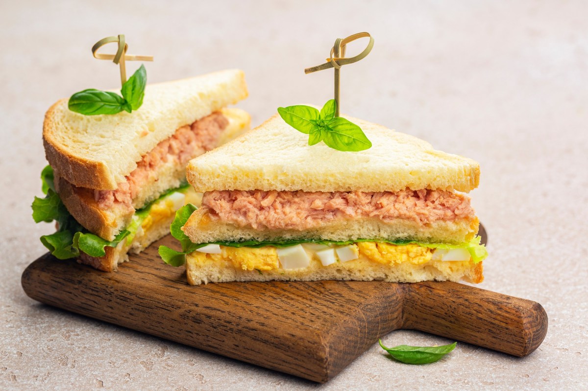 Brett mit zwei Thunfisch-Tramezzini