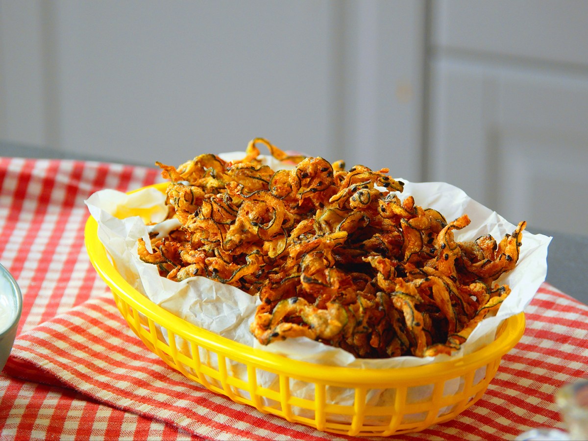 Zucchini-Curly-Fries in einem gelben KÃ¶rbchen.