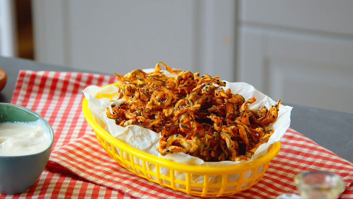 Zucchini-Curly-Fries in einem gelben KÃ¶rbchen.