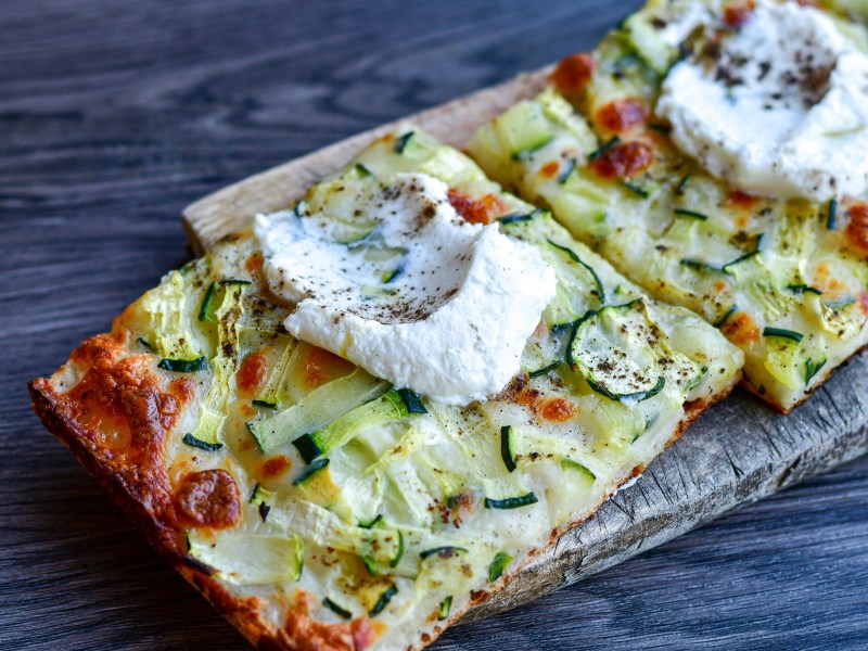 Zucchini-Focaccia mit Ricotta auf einem Tisch