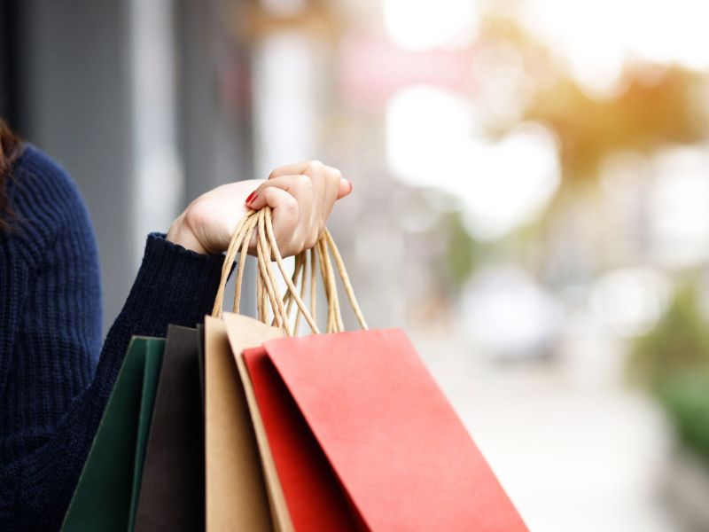 Frau Shopping Bags Achtsamkeit Konsum