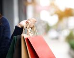 Frau Shopping Bags Achtsamkeit Konsum