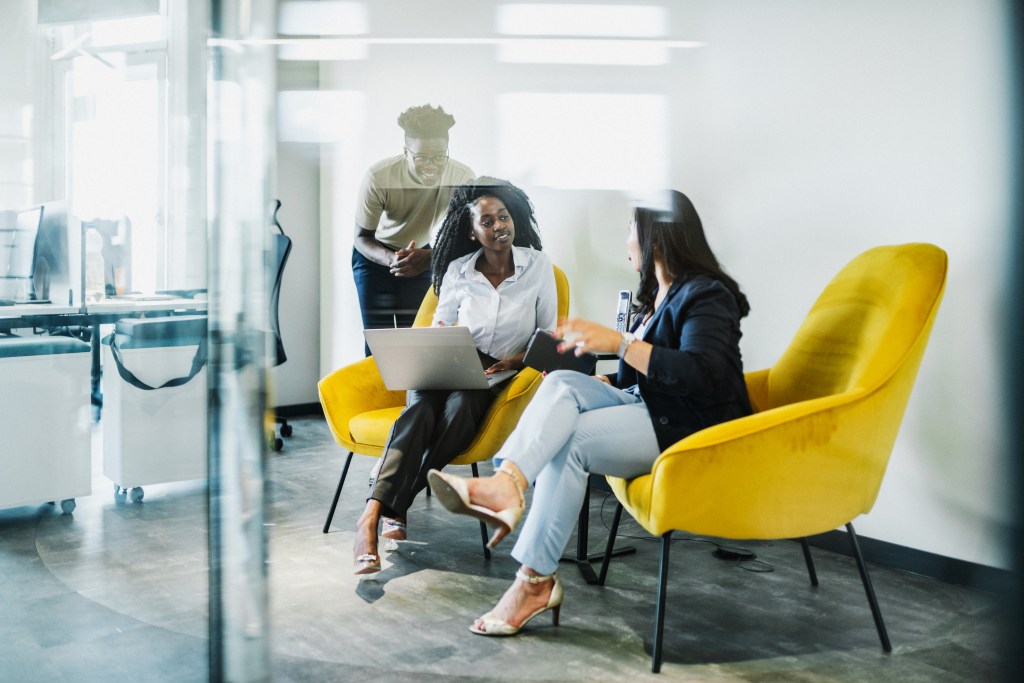 Zwei Frauen unterhalten sich im Büro.
