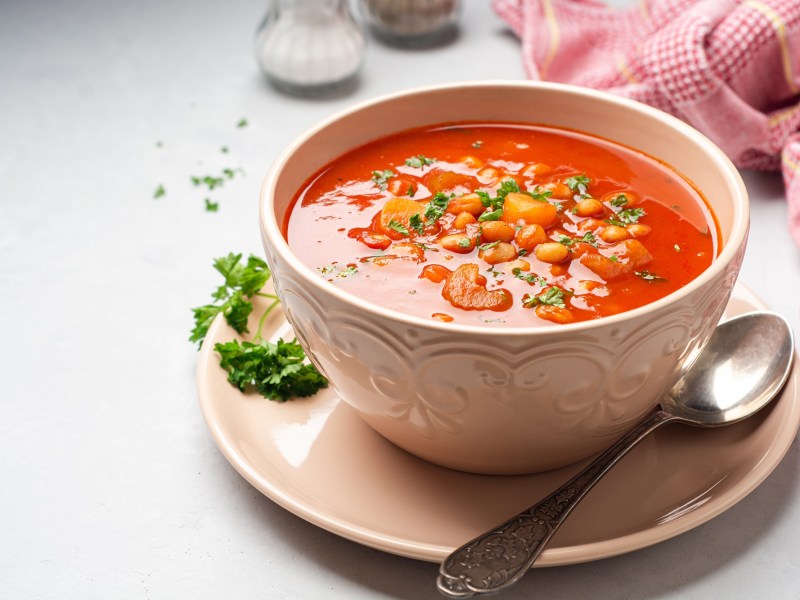 Eine SchÃ¼ssel Fasolada, eine griechische Bohensuppe mit Tomaten, Sellerie und MÃ¶hren.