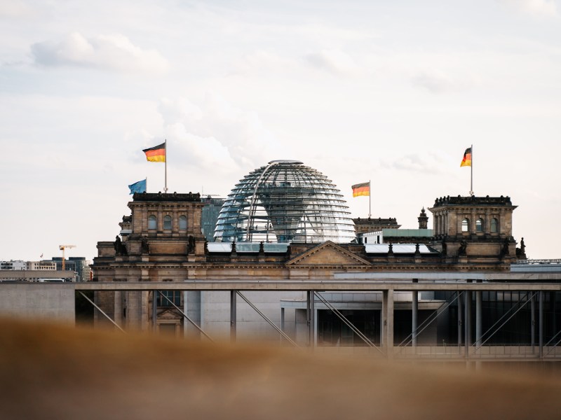 Blick auf die Glaskuppel auf dem Reichstag in Berlin.