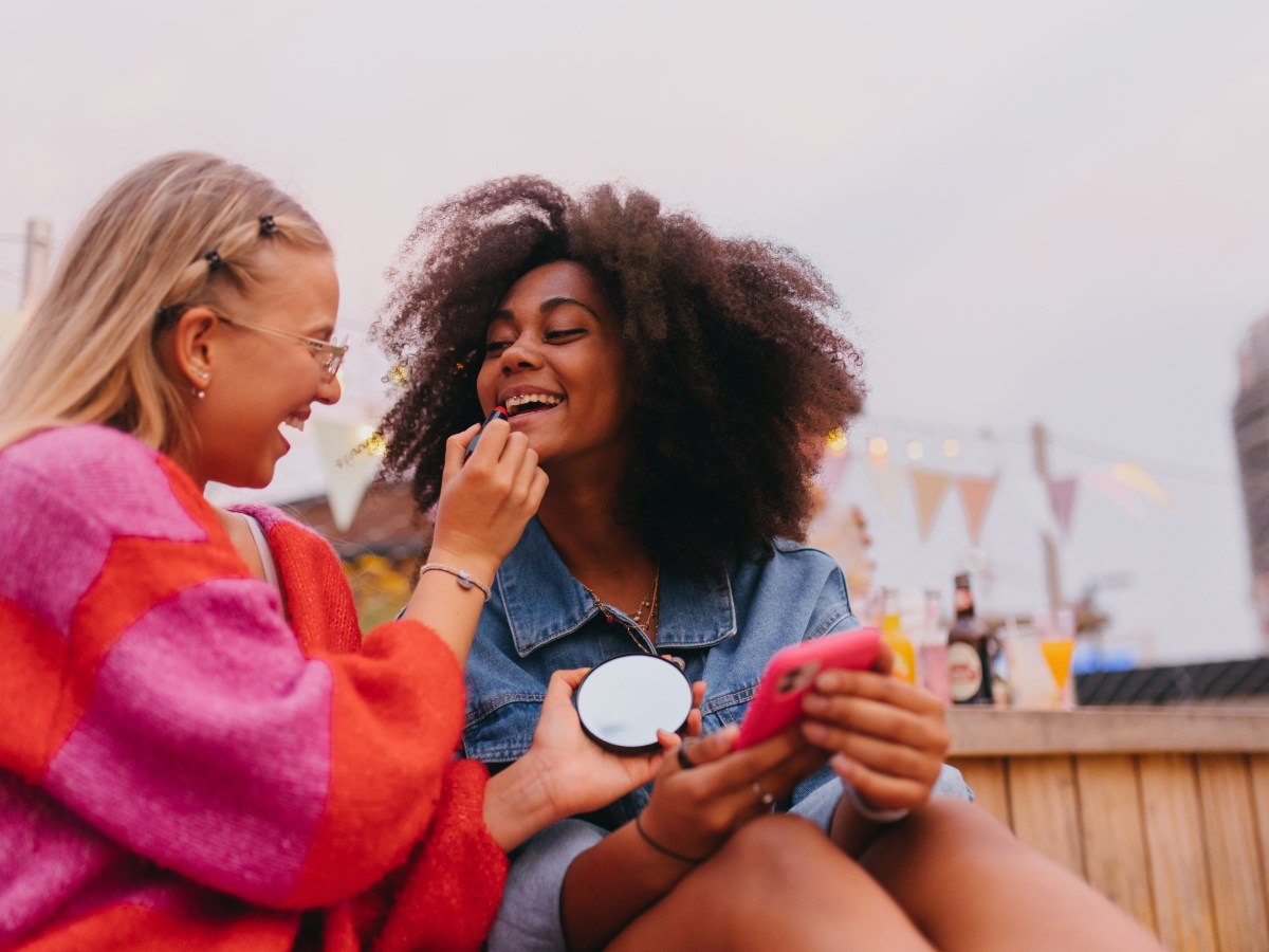 Zwei Frauen tragen bunte Kleidung