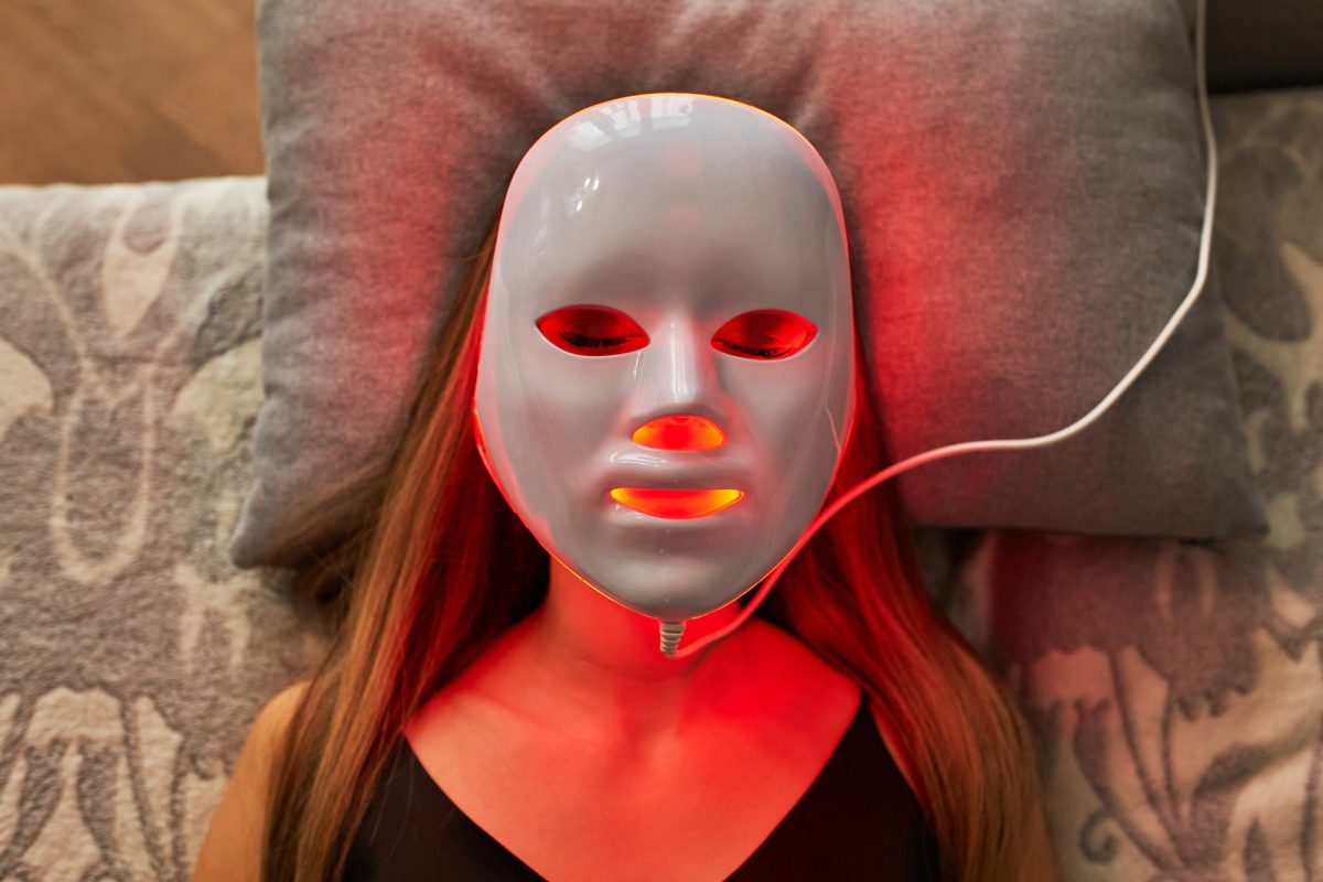 Frau mit LED Maske