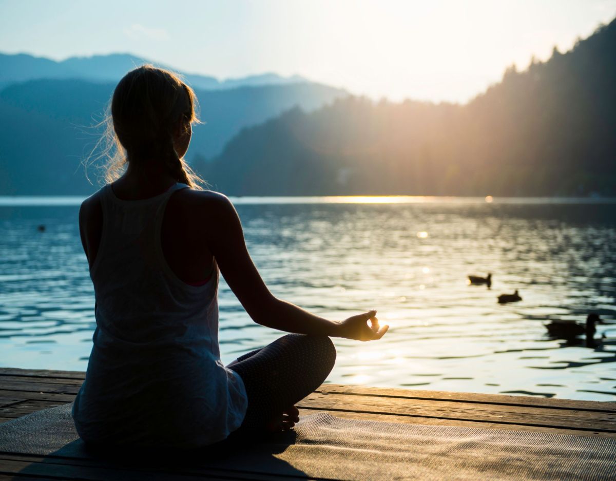 Frau Meditation am Wasser SchlafstÃ¶rungen