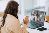 Eine junge Frau führt ein Online-Bewerbungsgespräch.