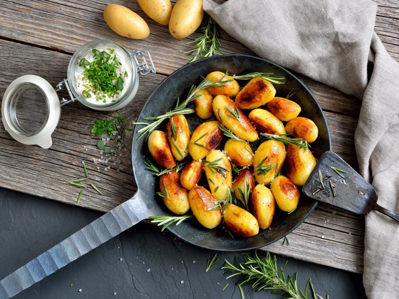 Eine Pfanne mit Rosmarinkartoffeln.