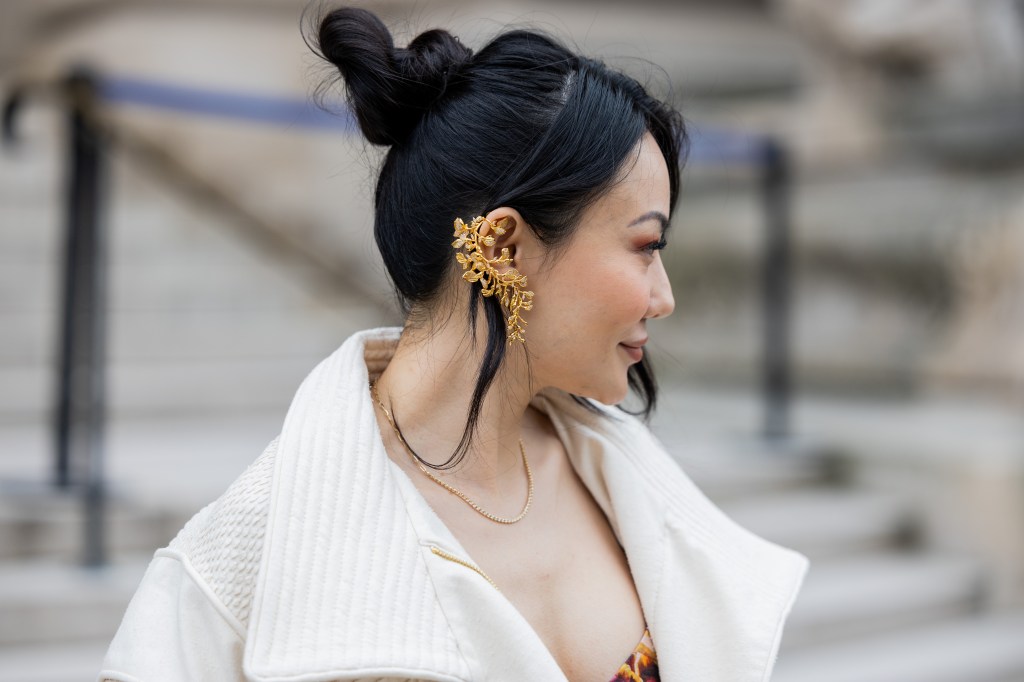 Frau mit Ear Cuffs