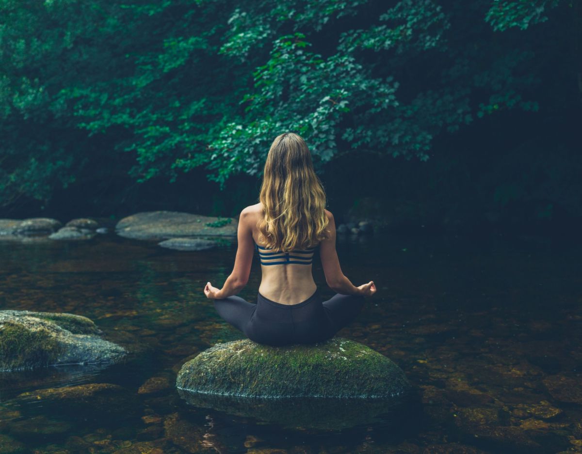 Meditation Frau Natur stille Meditation