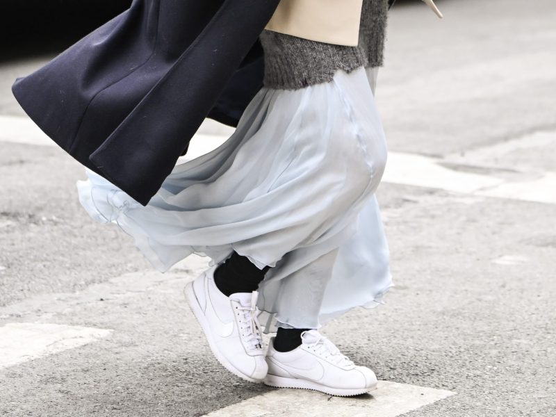 Streetstyle mit weiÃŸen Nike Sneaker