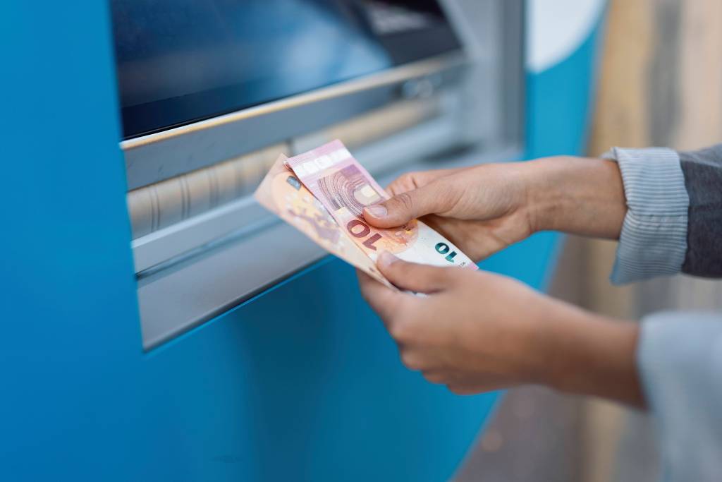 Frau geld