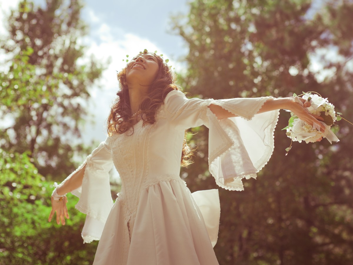 Frau in Brautkleid