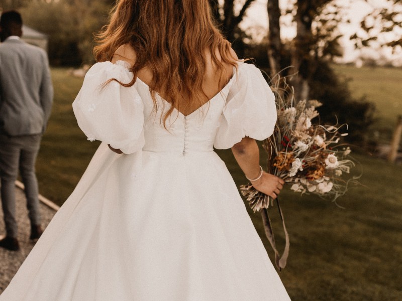 Frau in Brautkleid