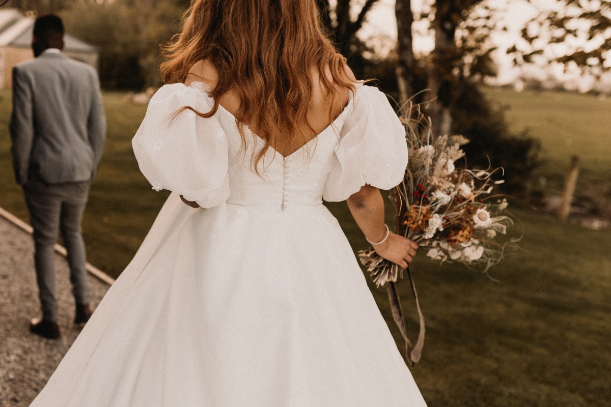 Frau in Brautkleid