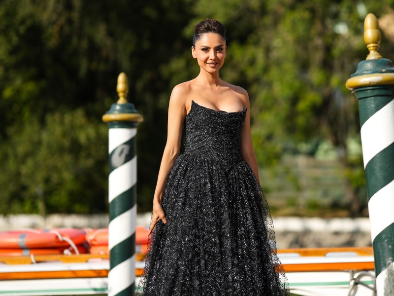 Frau in schwarzem Brautkleid