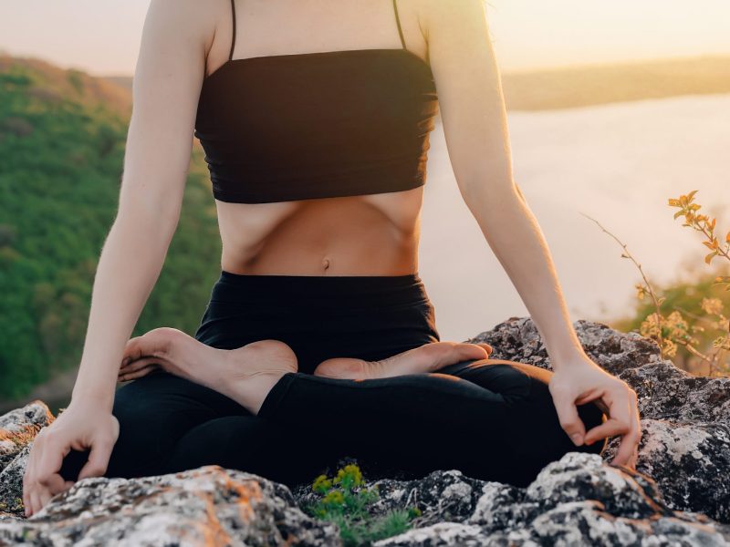 Wenn du Kapalabhati in deine morgendliche Meditation integrierst, bist du aufgeweckter für den Tag.