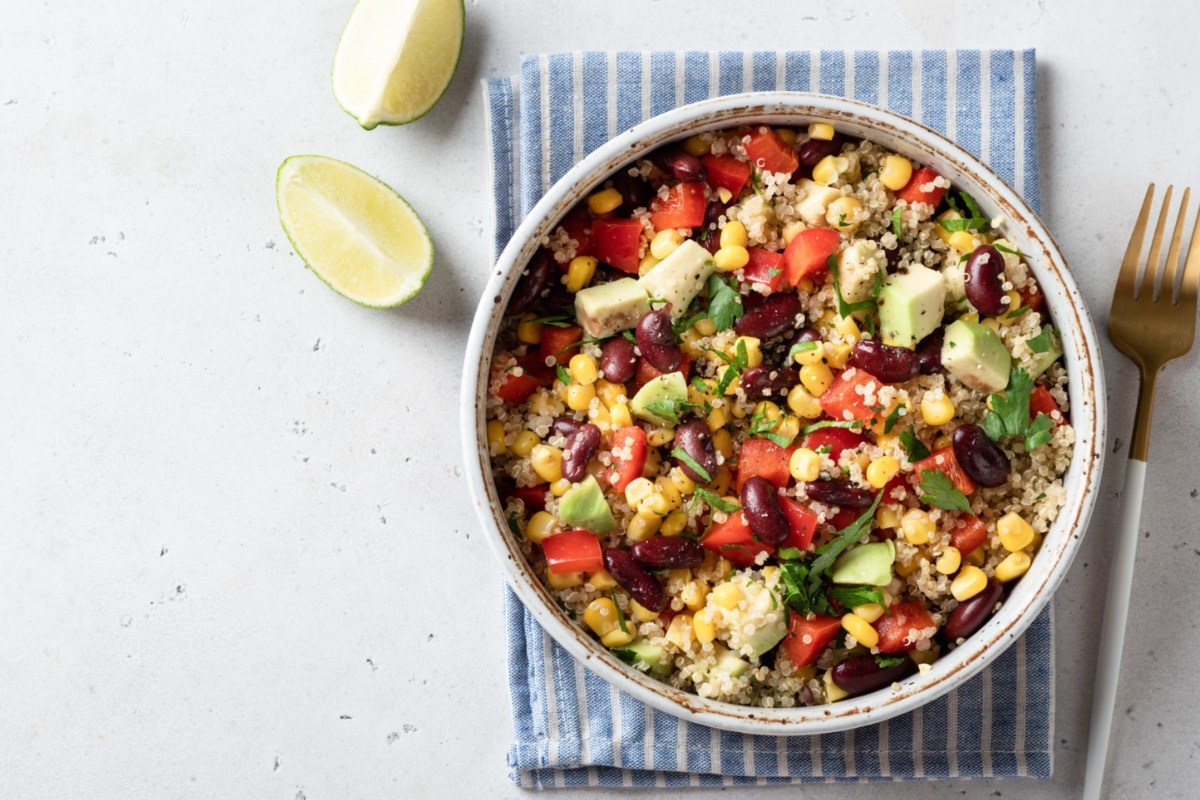 Eine Schüssel Mexicana-Salat mit Quinoa in der Draufsicht.