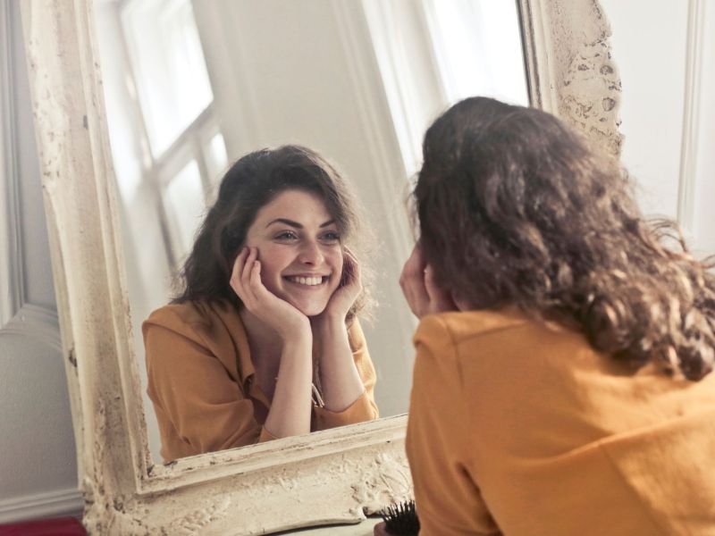 Frau Spiegel lächeln positives Mindset