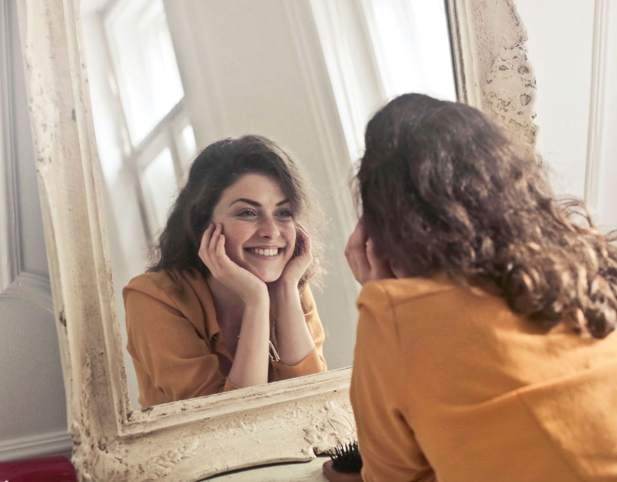 Frau Spiegel lächeln positives Mindset