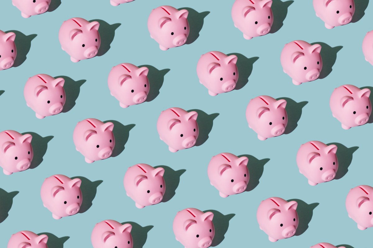 Muster aus Sparschwein auf blauem Hintergrund