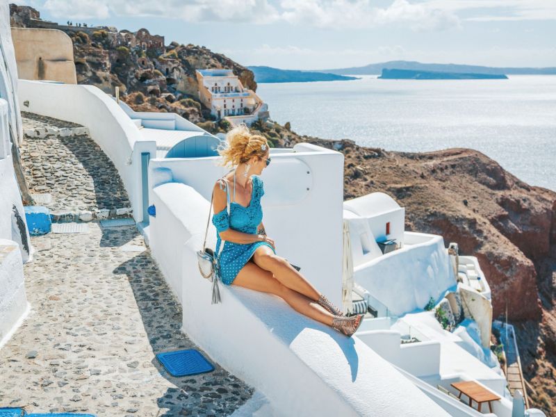 Frau auf Santorini