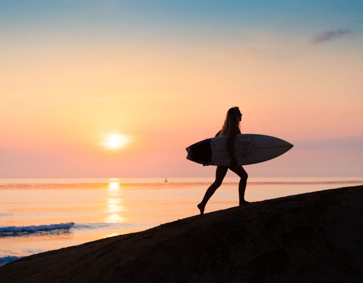 Frau Surfbrett Sonnenuntergang