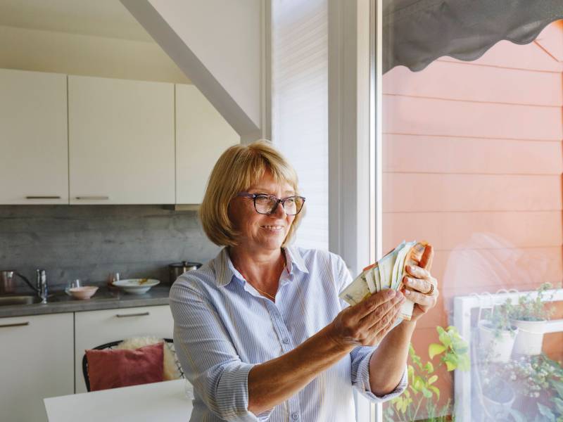 Frau rente geld
