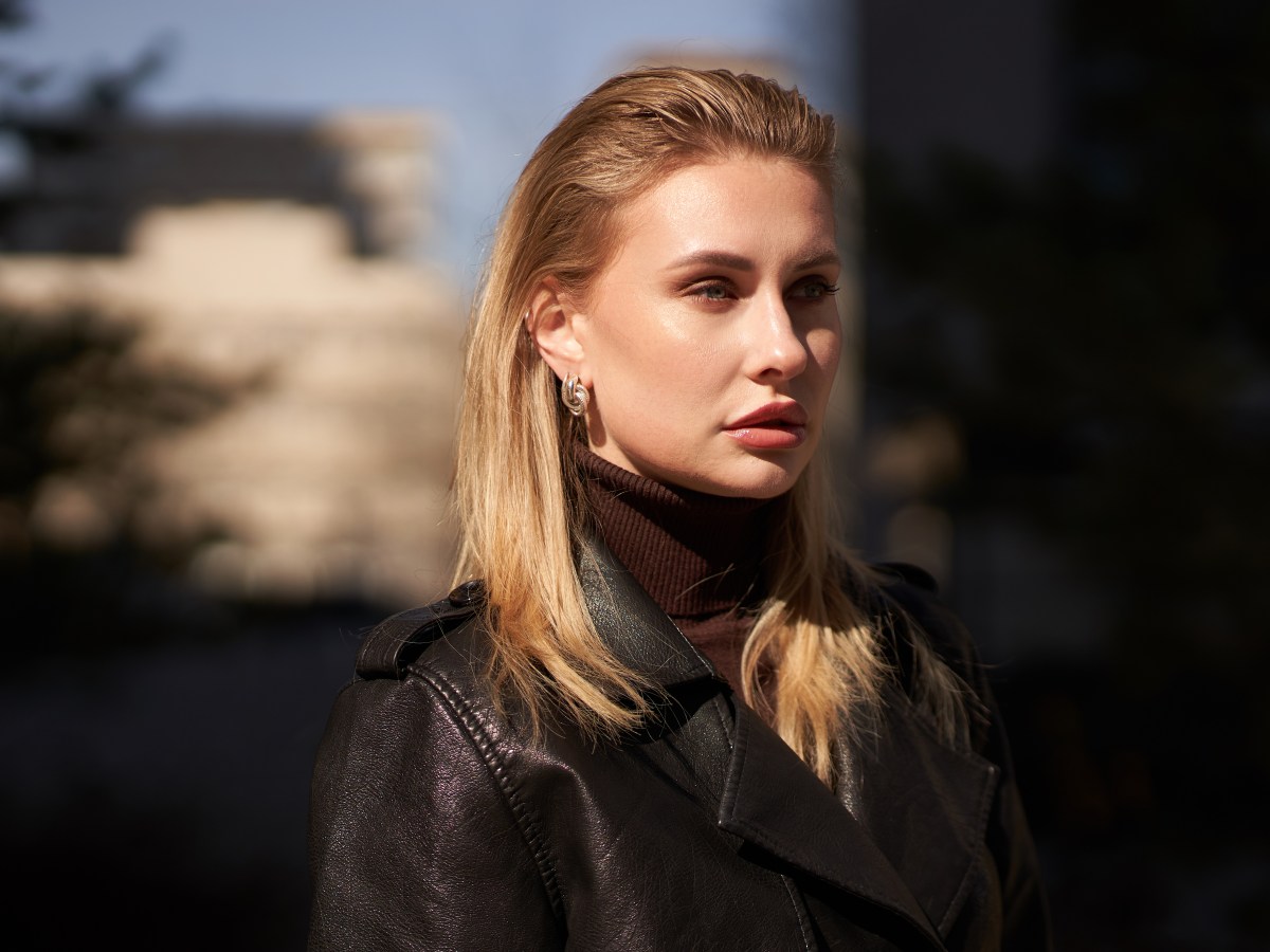 Haartrends 2025: Warum blondes Haar jetzt schwarzes Shampoo braucht