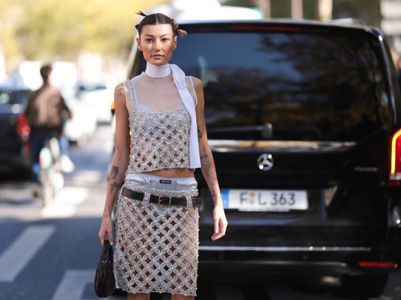 Frau mit Glitzer-Outfit