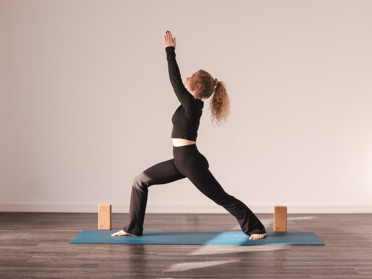 Krieger im Yoga: Diese Fehler können Rücken und Knie schaden
