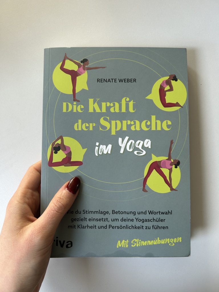 Yoga-Lehrerin und Germanistin Renate Weber zeigt in ihrem Buch „Die Kraft der Sprache im Yoga“, wie eng Körper, Atmung und Stimme miteinander verbunden sind.